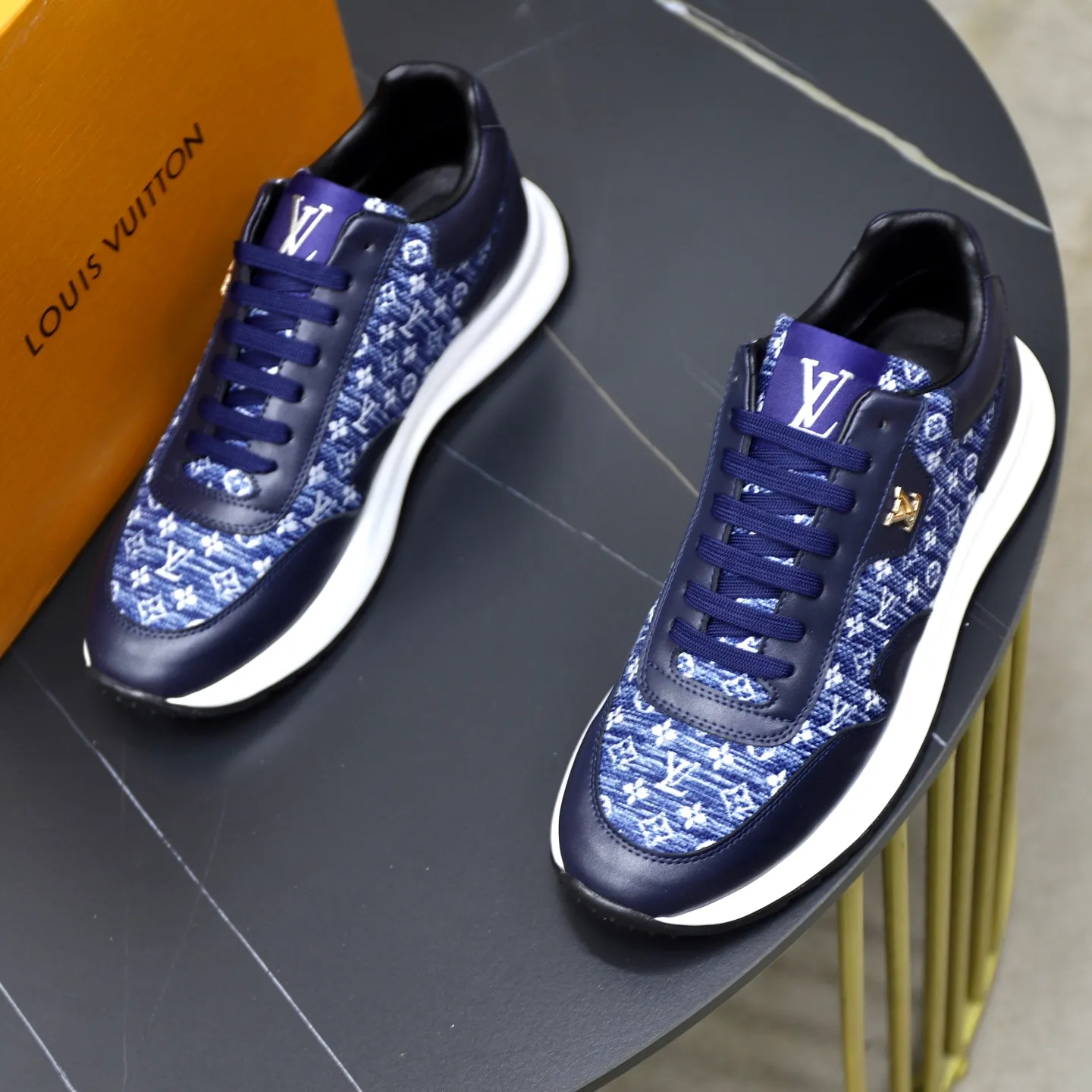 Ex-factory price: 462💰🙅‍♂️🙅‍♂️🙅‍♂️ Brand: LV Louis Vuitton Standard code: 38-44 (45 customized) Grade: Same as the official website Material: Original cowhide stitching brand cloth Comfortable and breathable lining Lightweight and wear-resistant sports outsole Style category: Men's fashion casual shoes Running sneakers Distinguished luxury brand elements Top luxury Color: actual picture color